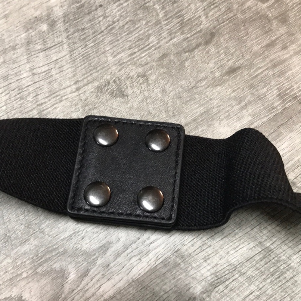🔥SALE🔥White House Black Market Flower Belt - Picture 4 of 5